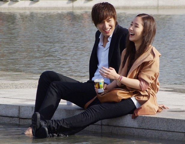 Suzy khi bất ngờ “đụng độ” bạn gái cũ của Lee Min Ho trên thảm đỏ