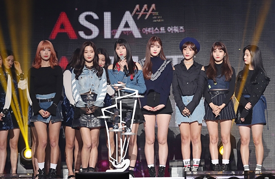 AAA 2017: Yoona ôm liền hai giải, Seung Gi được chào đón nhất
