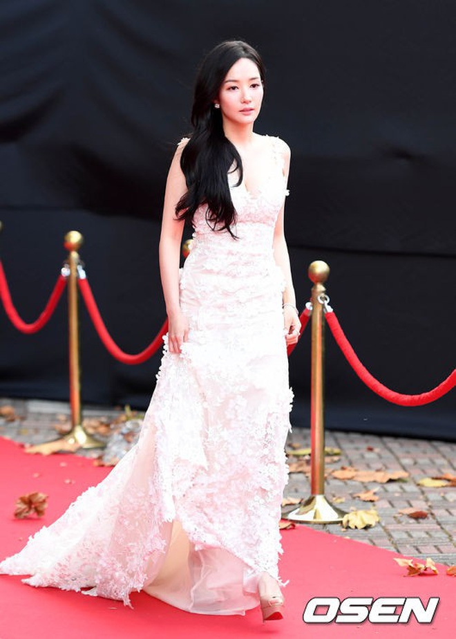 Suzy khi bất ngờ “đụng độ” bạn gái cũ của Lee Min Ho trên thảm đỏ