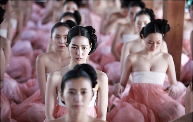 Phim cổ trang Hàn gây tranh cãi vì hanbok “hở bạo”
