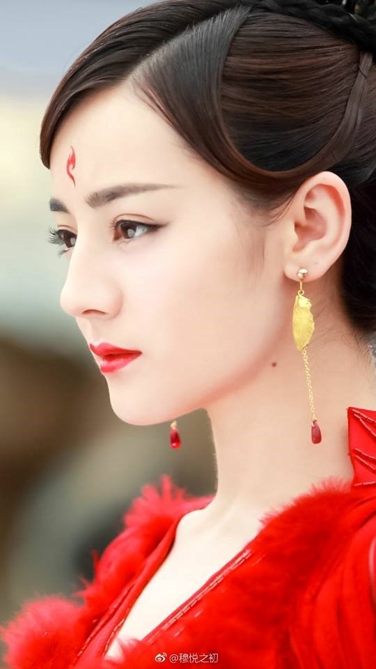 Đoạn clip tổng hợp hình ảnh Nhiệt Ba trong tạo hình cổ trang