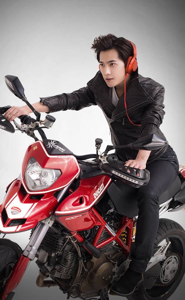 Nam thần Hoa ngữ cùng xe mô tô cực ngầu