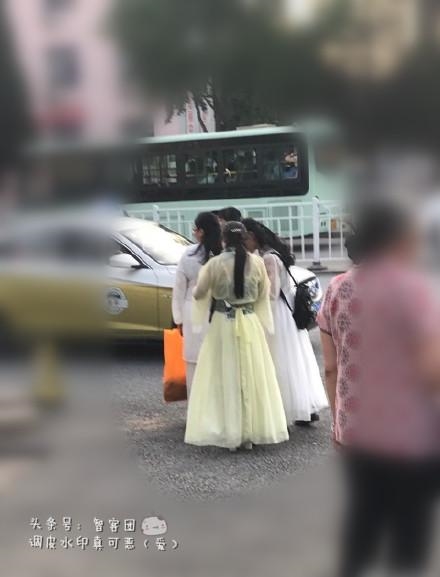 Bắt gặp Sở Kiều, Bích Dao, Hoa Thiên Cốt thong dong trên phố