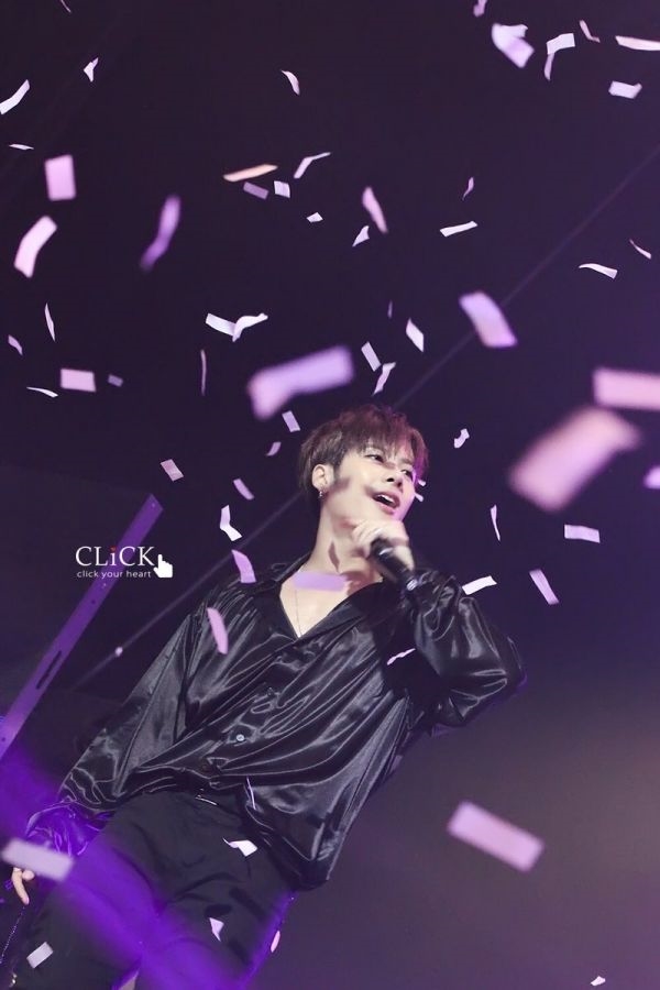 Khoảnh khắc thần thánh của nam idol Kpop dưới ống kính của các fansite