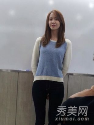 Sinh viên Yoona đến lớp, bạn học vây kín chụp hình, xin chữ ký