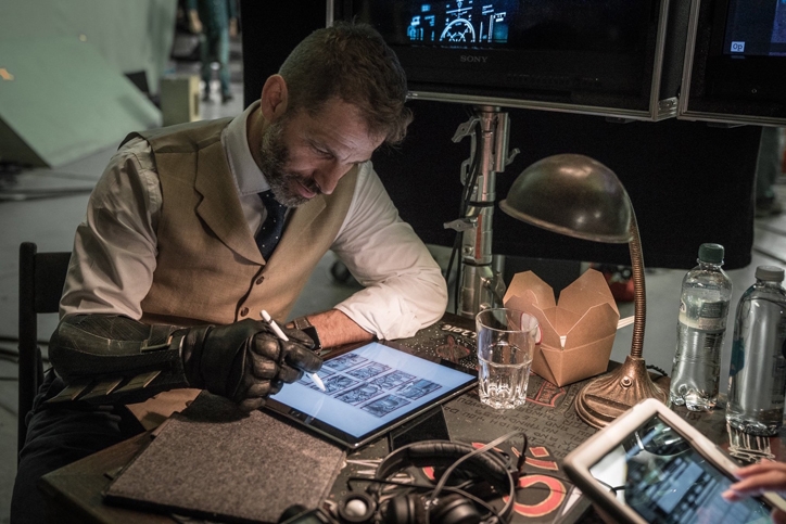 Fan mở chiến dịch kêu gọi Zack Snyder cứu vũ trụ DC khỏi hủy diệt