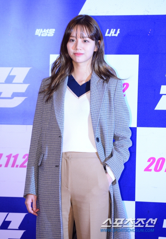 Yoona và 'gương mặt đẹp nhất thế giới' Nana đọ sắc