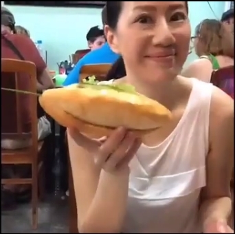 Chân Tử Đan và vợ đến Hội An, khen phở và bánh mì hết lời