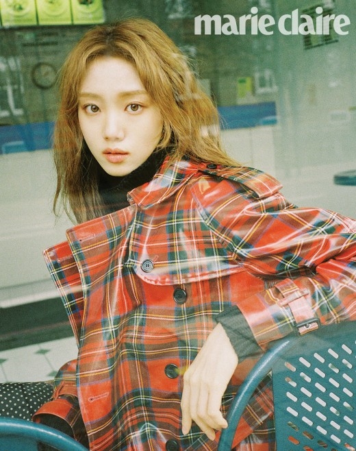 Lee Sung Kyung trẻ trung đầy khí chất trong bộ ảnh mới