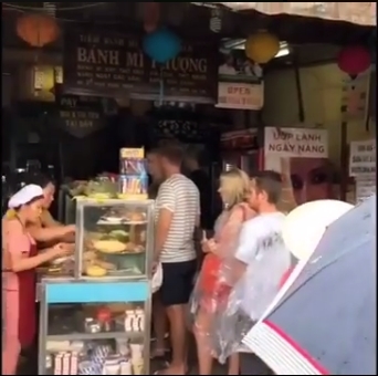 Chân Tử Đan và vợ đến Hội An, khen phở và bánh mì hết lời