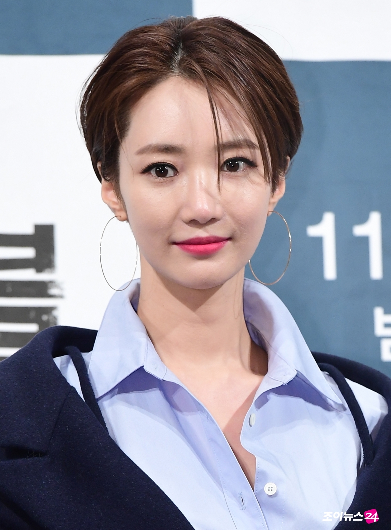 Jung Eun Ji tự tin đọ dáng cùng Go Jun Hee trong họp báo phim mới
