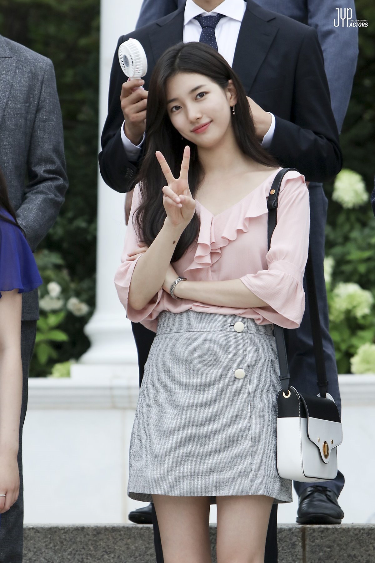 Suzy khen ngợi Lee Jong Suk trong bài phỏng vấn mới