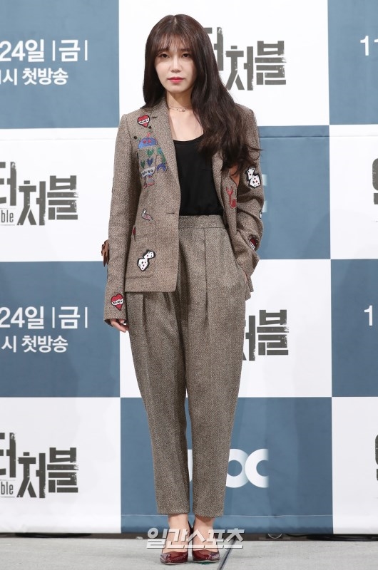 Jung Eun Ji tự tin đọ dáng cùng Go Jun Hee trong họp báo phim mới