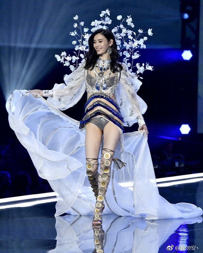 Vắng mặt dàn mỹ nhân Cbiz, Quan Hiểu Đồng nổi bần bật tại VSFS 2017