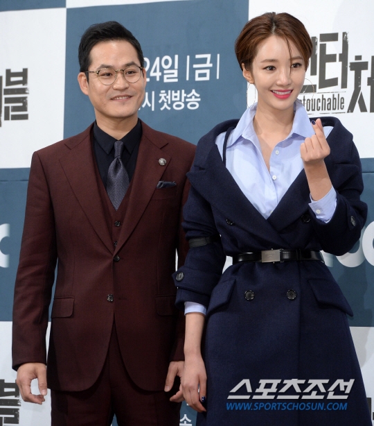 Jung Eun Ji tự tin đọ dáng cùng Go Jun Hee trong họp báo phim mới