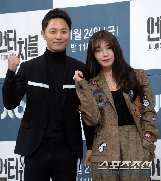 Jung Eun Ji tự tin đọ dáng cùng Go Jun Hee trong họp báo phim mới