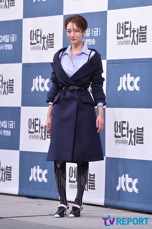Jung Eun Ji tự tin đọ dáng cùng Go Jun Hee trong họp báo phim mới