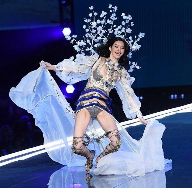 Vắng mặt dàn mỹ nhân Cbiz, Quan Hiểu Đồng nổi bần bật tại VSFS 2017