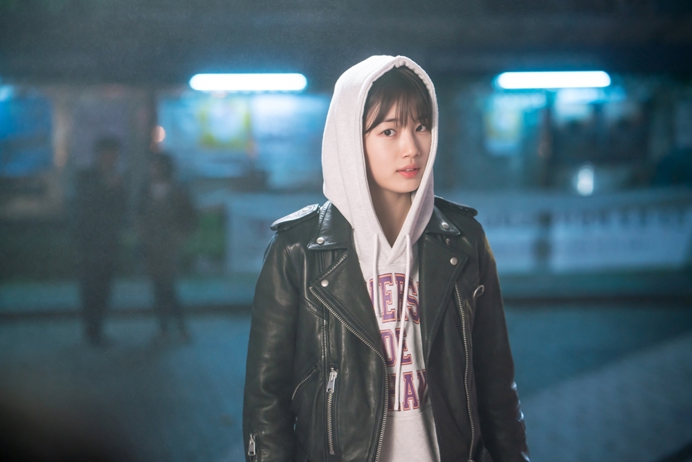 Suzy khen ngợi Lee Jong Suk trong bài phỏng vấn mới