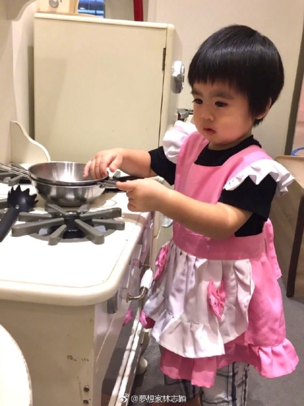 Lâm Chí Dĩnh khiến fan phì cười vì biến cặp sinh đôi thành con gái