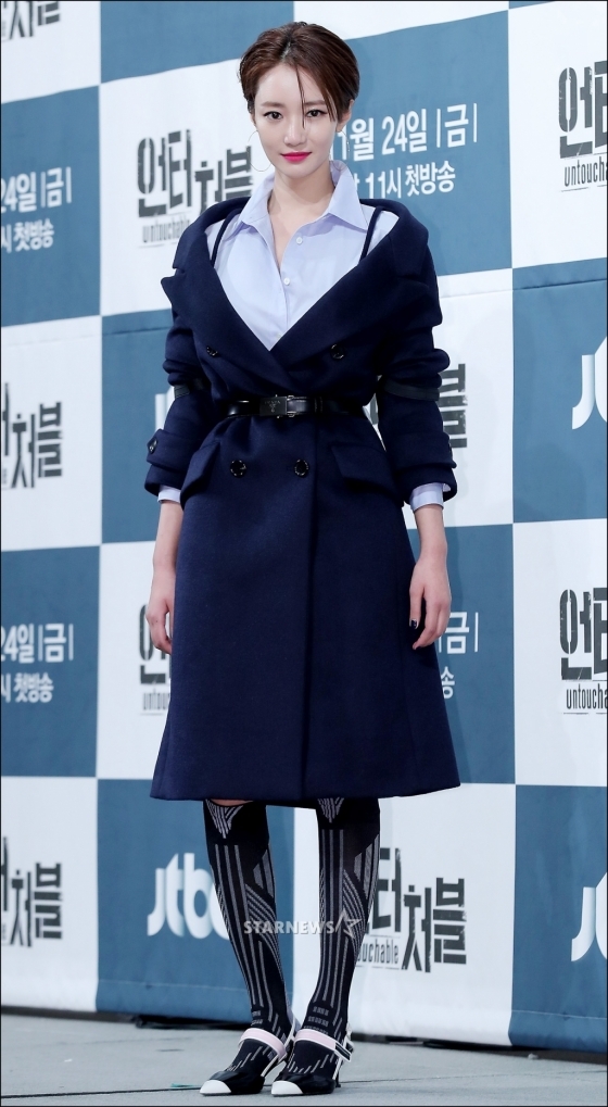 Jung Eun Ji tự tin đọ dáng cùng Go Jun Hee trong họp báo phim mới