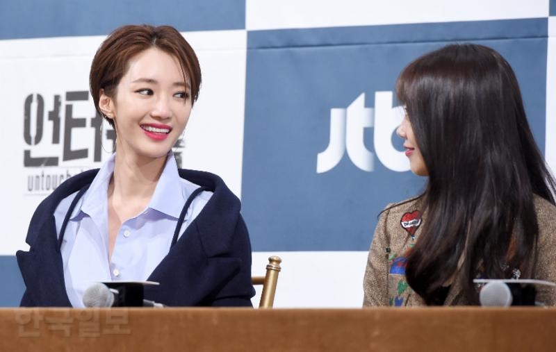 Jung Eun Ji tự tin đọ dáng cùng Go Jun Hee trong họp báo phim mới