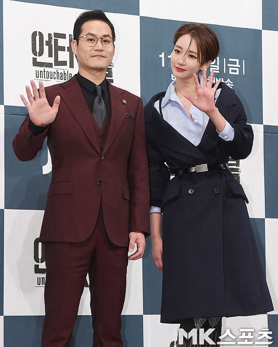 Jung Eun Ji tự tin đọ dáng cùng Go Jun Hee trong họp báo phim mới