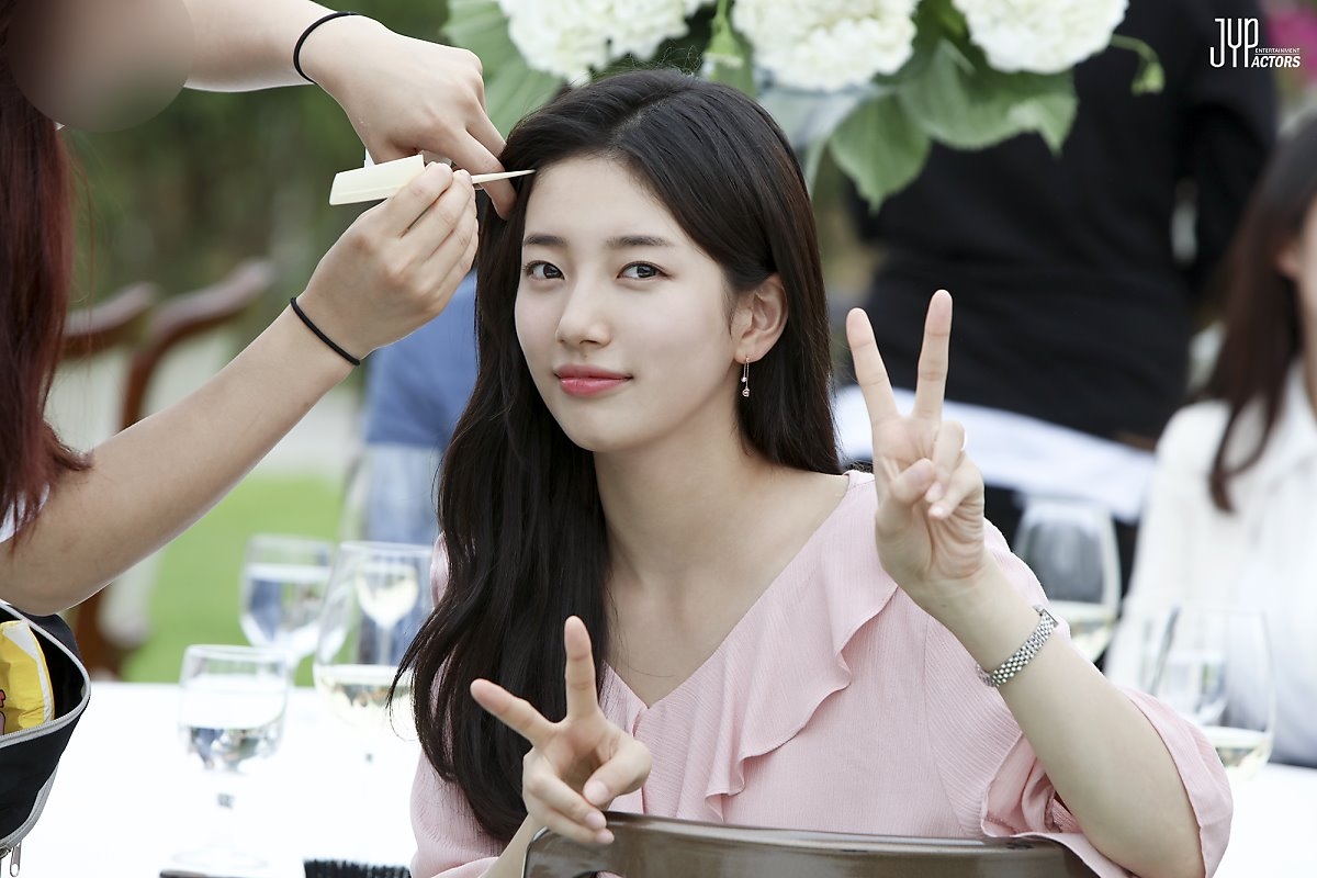 Suzy khen ngợi Lee Jong Suk trong bài phỏng vấn mới