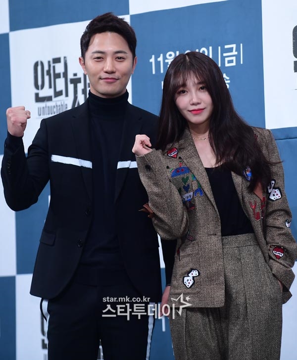 Jung Eun Ji tự tin đọ dáng cùng Go Jun Hee trong họp báo phim mới