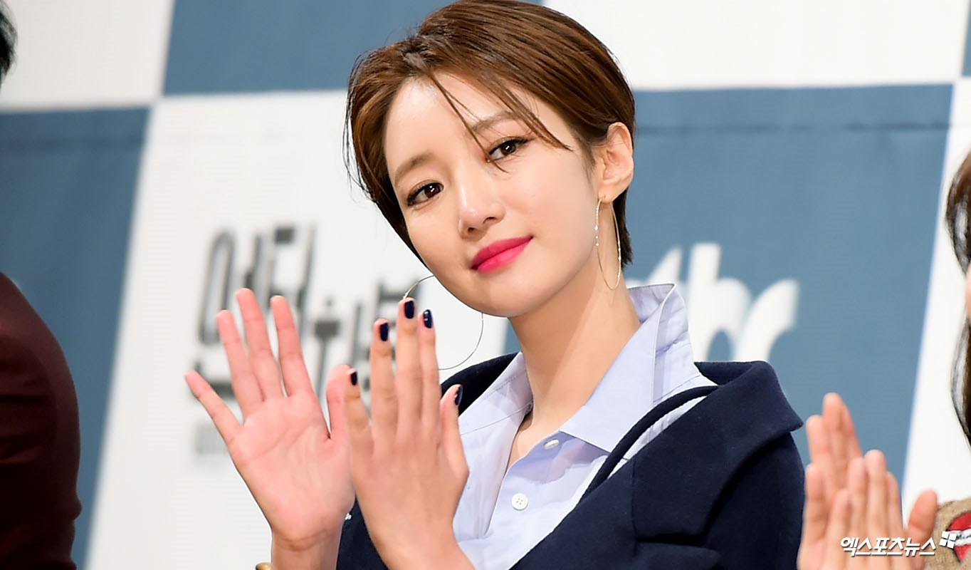 Jung Eun Ji tự tin đọ dáng cùng Go Jun Hee trong họp báo phim mới