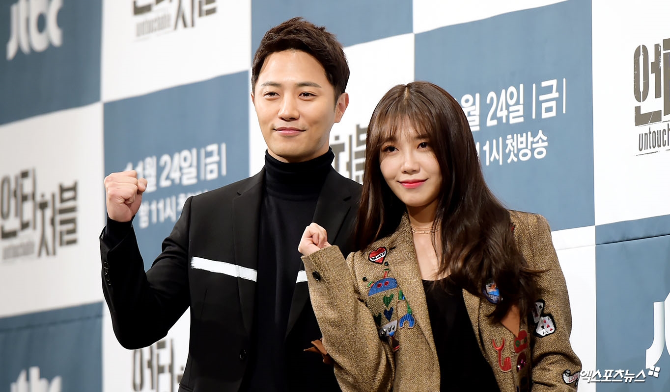 Jung Eun Ji tự tin đọ dáng cùng Go Jun Hee trong họp báo phim mới