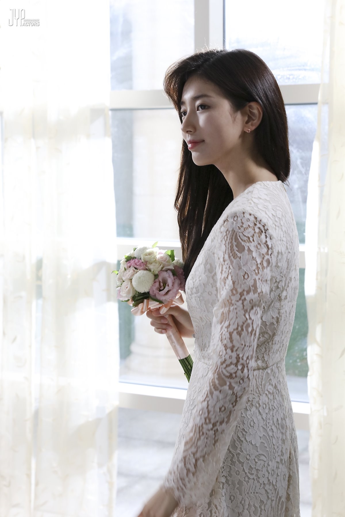 Suzy khen ngợi Lee Jong Suk trong bài phỏng vấn mới
