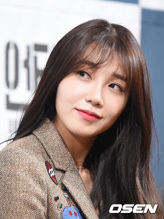 Jung Eun Ji tự tin đọ dáng cùng Go Jun Hee trong họp báo phim mới