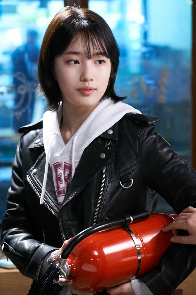 Suzy khen ngợi Lee Jong Suk trong bài phỏng vấn mới