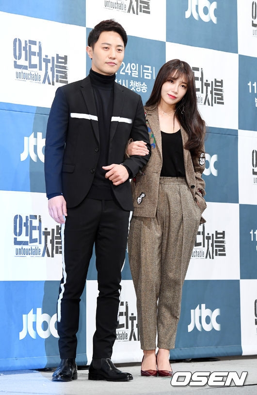 Jung Eun Ji tự tin đọ dáng cùng Go Jun Hee trong họp báo phim mới