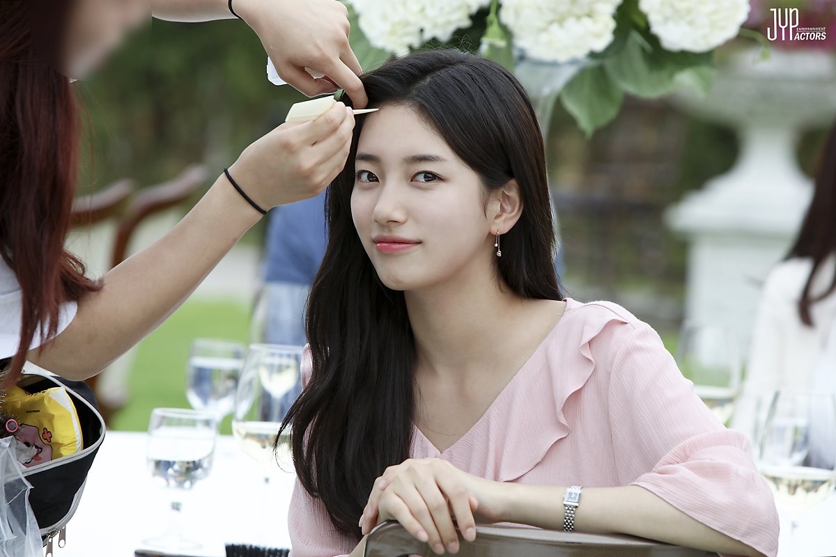 Suzy khen ngợi Lee Jong Suk trong bài phỏng vấn mới