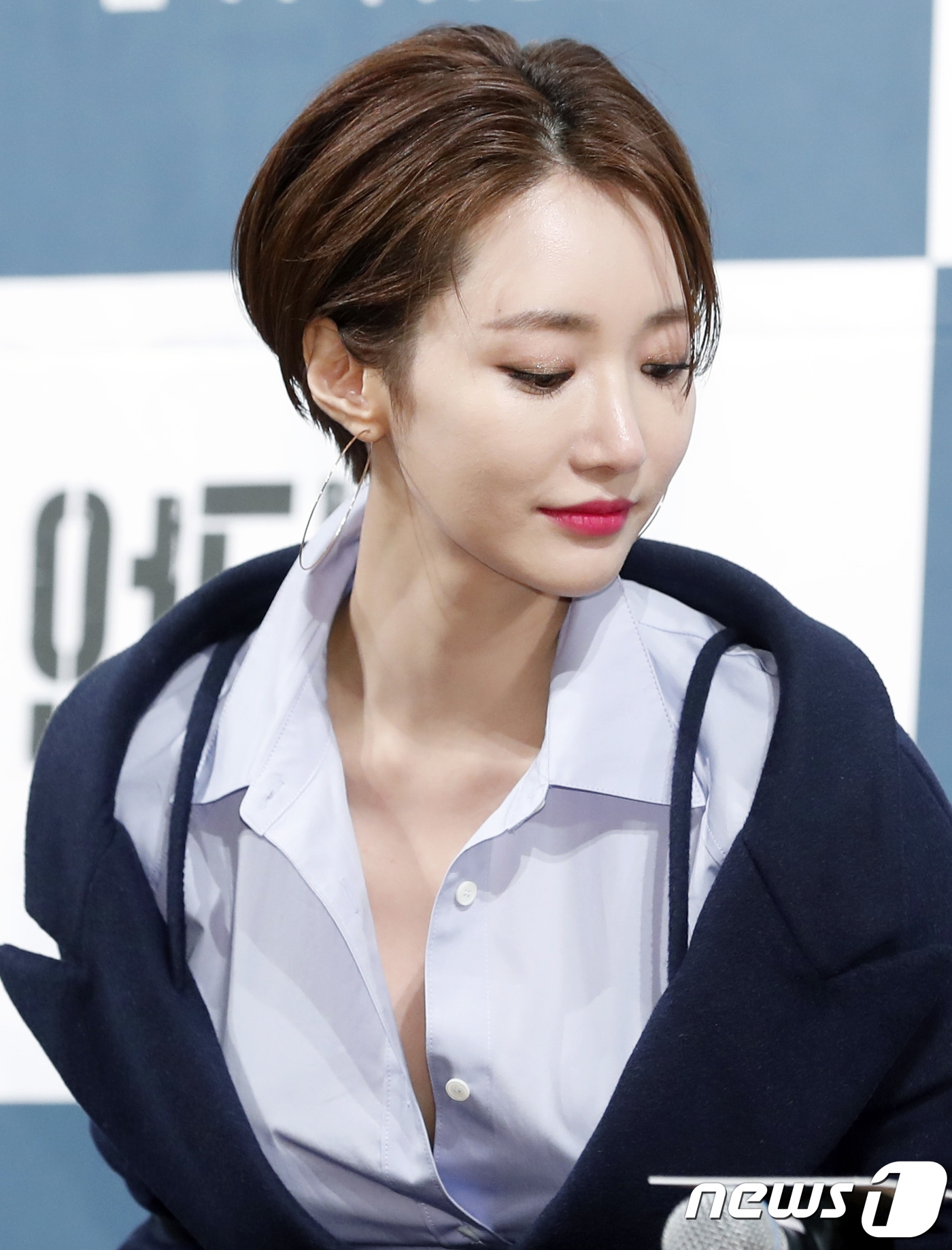 Jung Eun Ji tự tin đọ dáng cùng Go Jun Hee trong họp báo phim mới