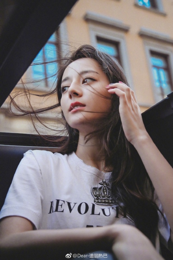 Địch Lệ Nhiệt Ba khiến fan cười bò vì phút giây yếu đuối không ngờ