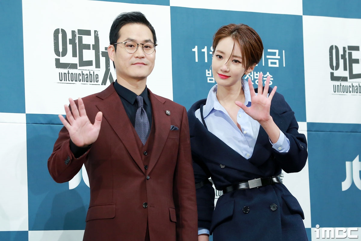 Jung Eun Ji tự tin đọ dáng cùng Go Jun Hee trong họp báo phim mới
