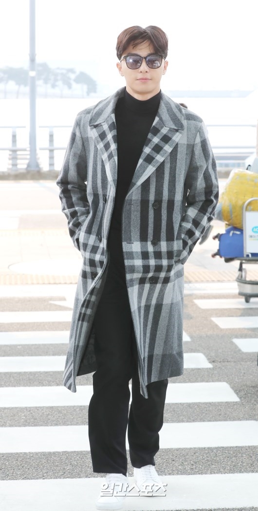 Park Seo Joon và đoàn quay show mới ra sân bay đi nước ngoài quay phim