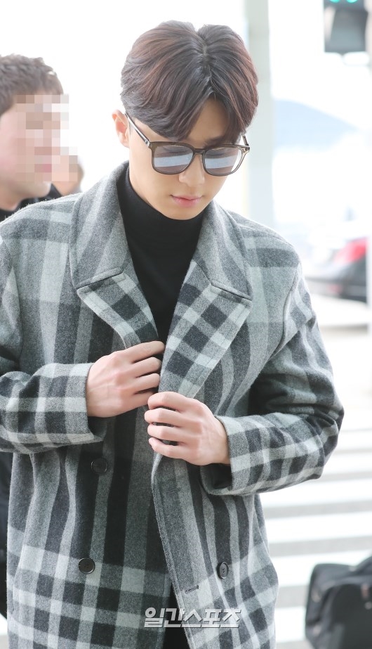 Park Seo Joon và đoàn quay show mới ra sân bay đi nước ngoài quay phim