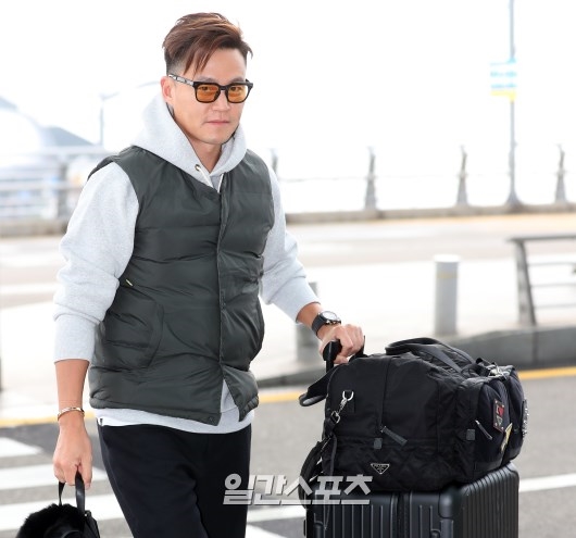 Park Seo Joon và đoàn quay show mới ra sân bay đi nước ngoài quay phim