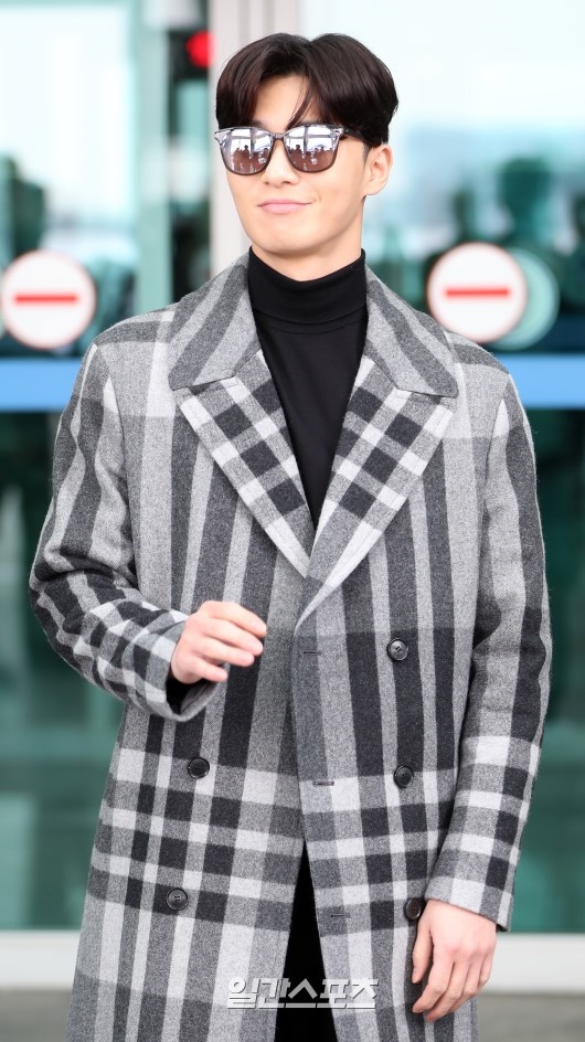 Park Seo Joon và đoàn quay show mới ra sân bay đi nước ngoài quay phim