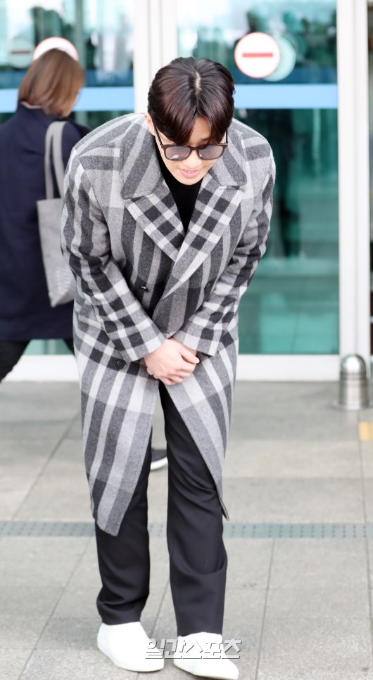 Park Seo Joon và đoàn quay show mới ra sân bay đi nước ngoài quay phim
