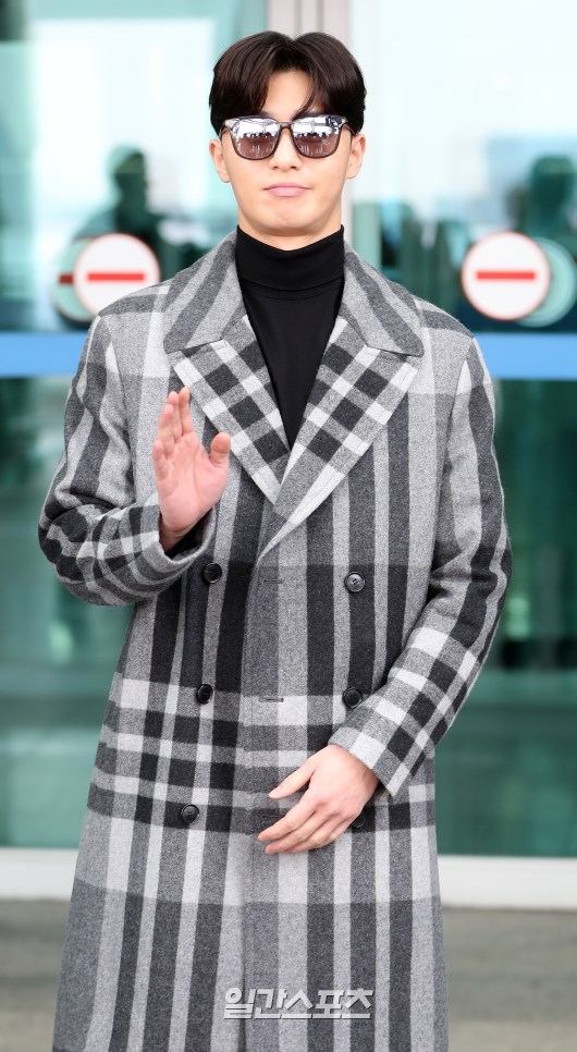Park Seo Joon và đoàn quay show mới ra sân bay đi nước ngoài quay phim