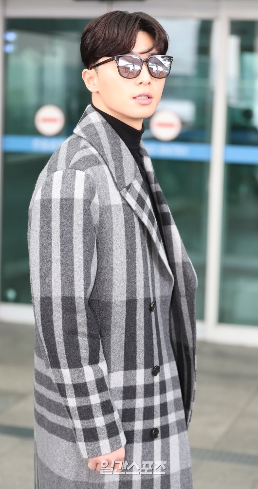 Park Seo Joon và đoàn quay show mới ra sân bay đi nước ngoài quay phim