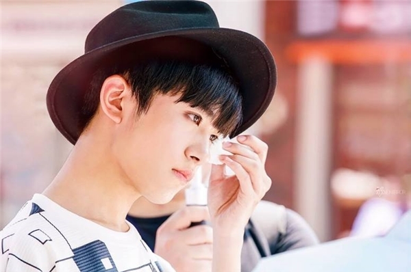 Dịch Dương Thiên Tỉ thả thính khiến cả xã hội rần rần