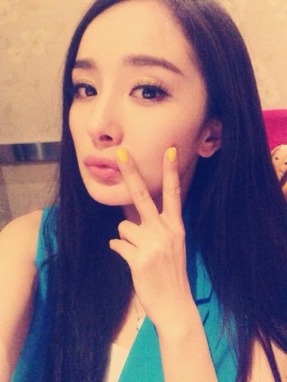 Bằng chứng chứng minh Dương Mịch là nữ hoàng "nghiện" selfie nhất Cbiz