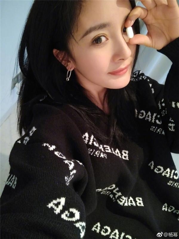 Bằng chứng chứng minh Dương Mịch là nữ hoàng "nghiện" selfie nhất Cbiz