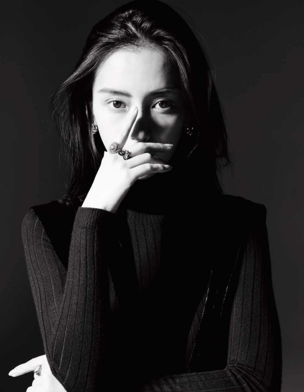 AngelaBaby khiến fan dậy sóng với loạt ảnh hậu trường phim mới